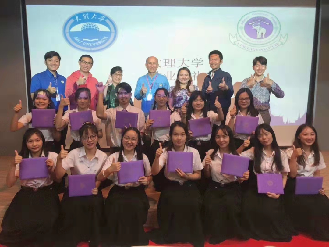 學生在清邁大學的結業典禮.png