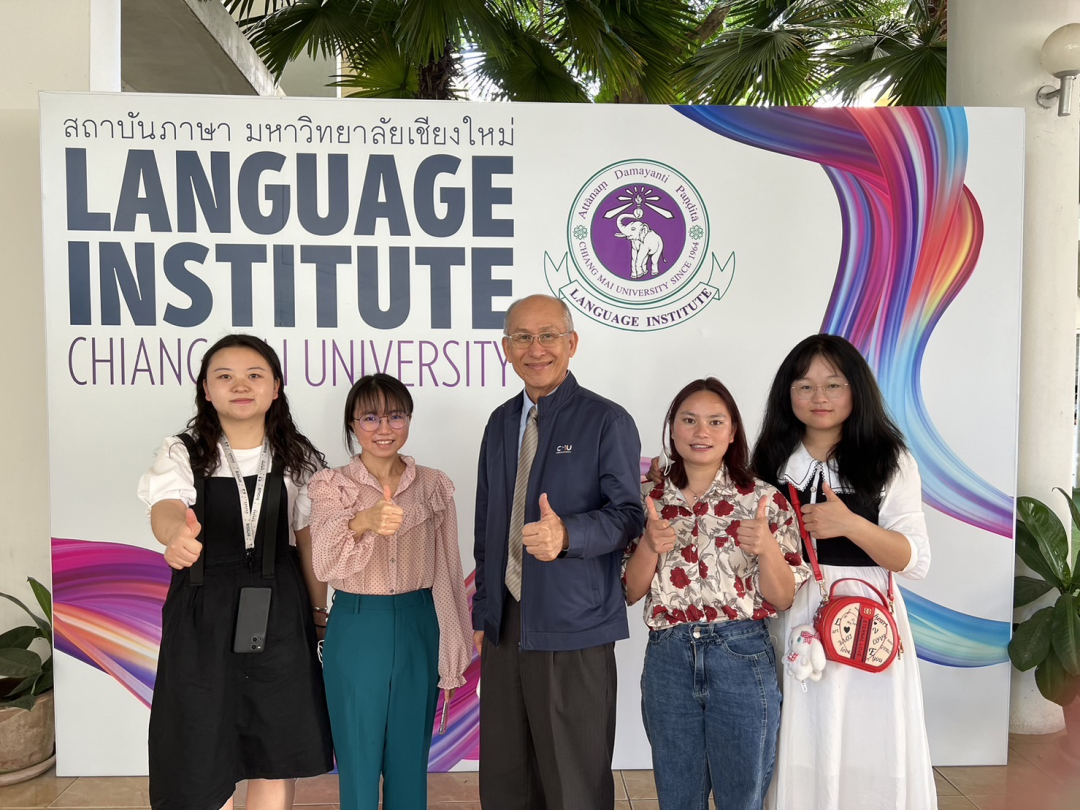 三位同學與清邁大學語言學院院長Professor Emeritus Dr. Sompong Witayasakpan見面